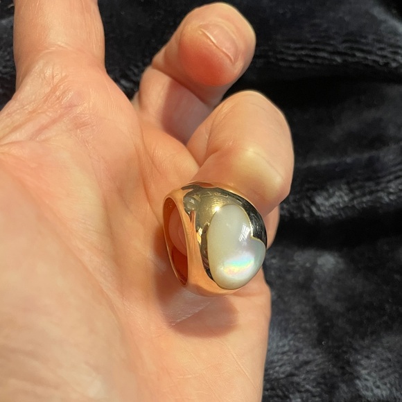 Gold Ring, 14kt with Beautiful Mother of Pearl HEART. 
This Gorgeous Dome Ring! - Picture 9 of 17